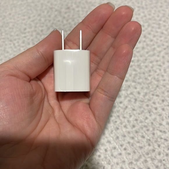 Apple headphones and charging brick - Picture 4 of 5